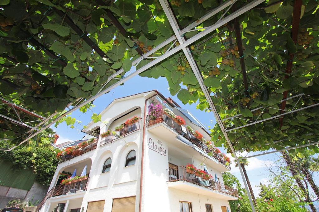 ein Gebäude mit Blumen auf den Balkonen in der Unterkunft Guesthouse Villa Stanger 2 in Lovran