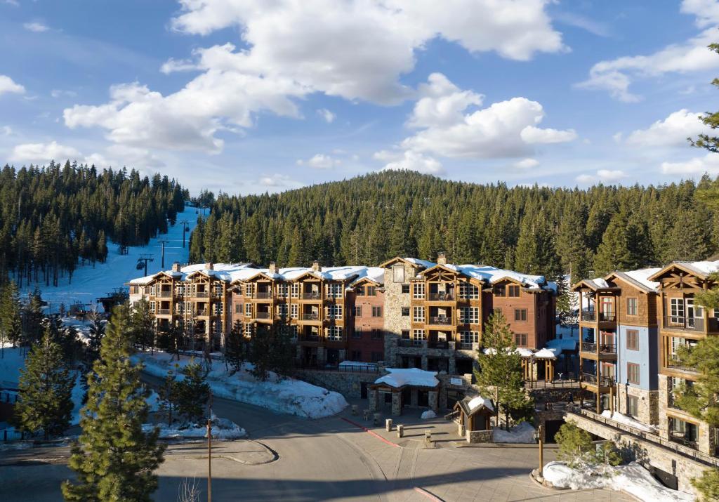 Una vista aérea de un complejo turístico con una montaña. en Hyatt Vacation Club at Northstar Lodge, en Truckee