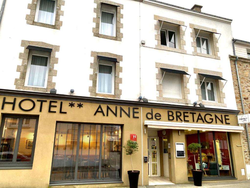 un edificio con un hotel y una brigada de tráfico escrito en él en Anne De Bretagne, en Vannes