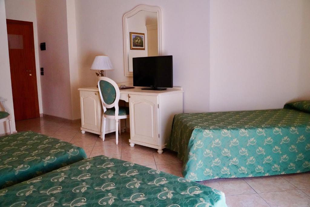 Televízia a/alebo spoločenská miestnosť v ubytovaní Hotel Roscianum Welness SPA