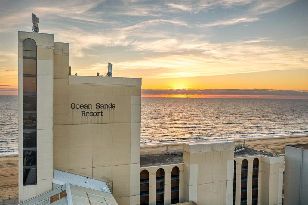 - une vue sur la station balnéaire de sable de l'océan au coucher du soleil dans l'établissement Ocean Sands Resort by VSA Resorts, à Virginia Beach
