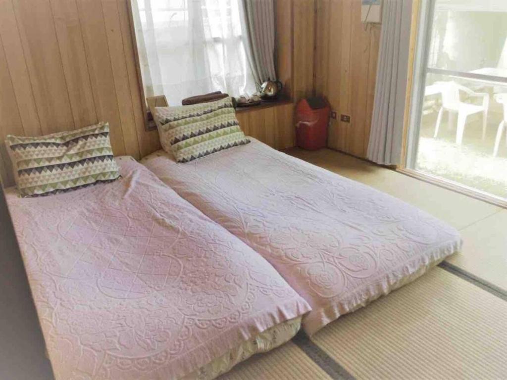Asa的住宿－HOMESTAY Kucha - Vacation STAY 17860v，窗户客房内的一张大床