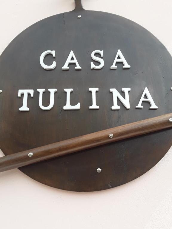 Ein Schild, auf dem steht, dass casa tulum hängt an einer Wand in der Unterkunft Casa Tulina Appartamenti in Arma di Taggia