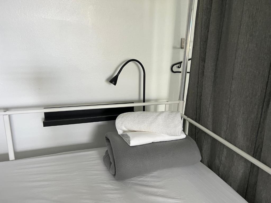 Postel nebo postele na pokoji v ubytování Nomada Beach Hostel- Isla Verde