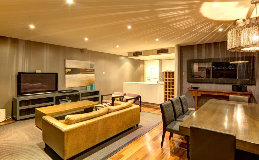 sala de estar con sofá y mesa en ACD Apartments en Melbourne