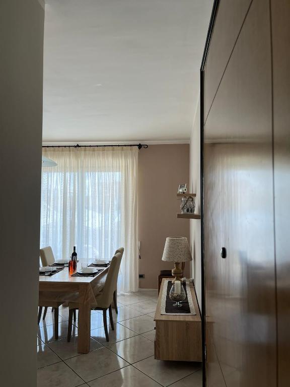 a dining room with a table and chairs and a window at A 20 mt dal mare in Gallipoli
