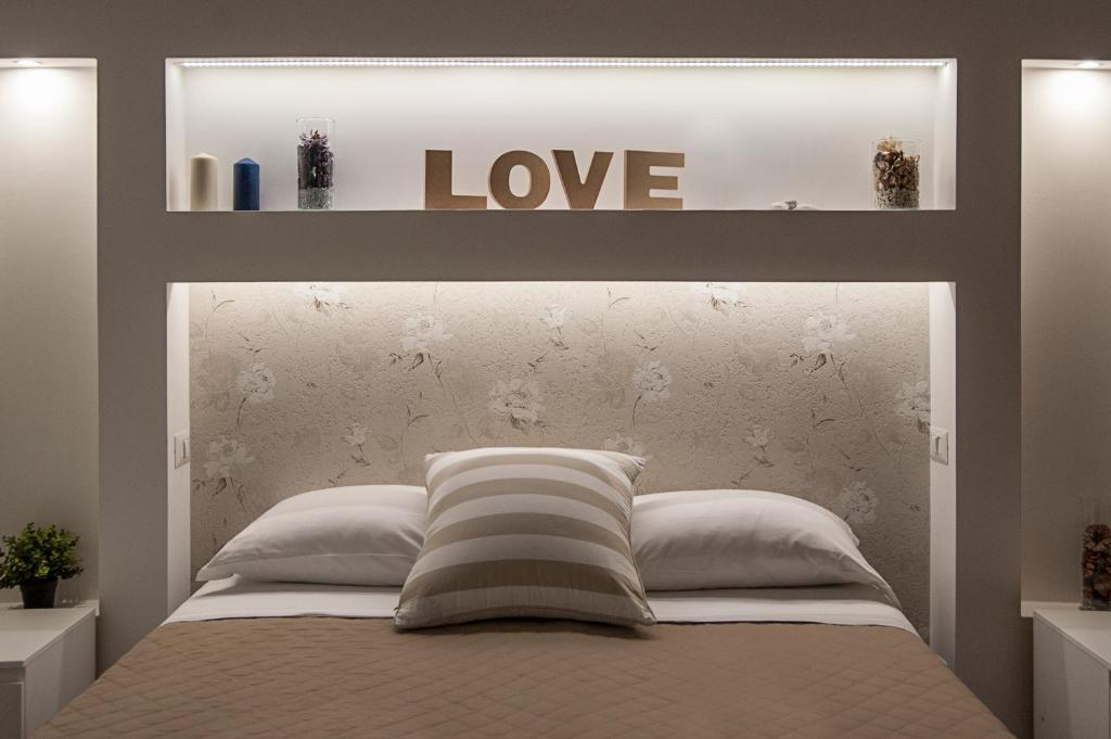 Uma cama ou camas num quarto em MAGICFIVEROOMS di ANISA
