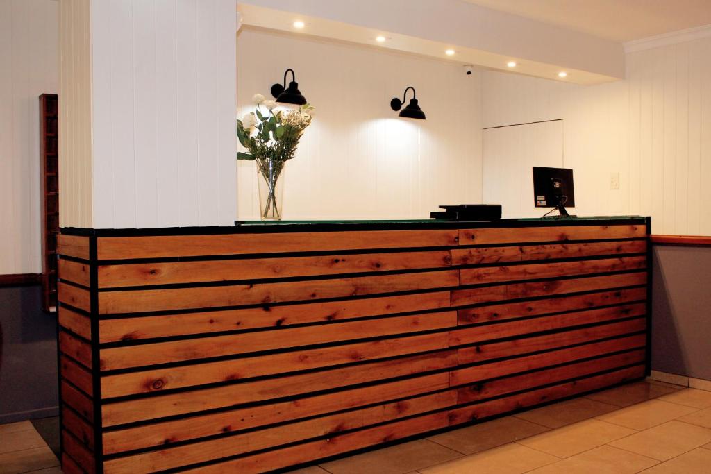 eine hölzerne Theke mit einer Blumenvase darauf in der Unterkunft Hotel Splendid in Buenos Aires
