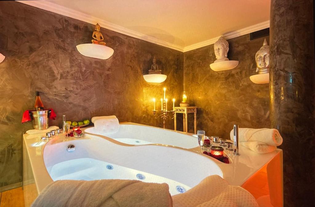 Postel nebo postele na pokoji v ubytování Alpin & Wellness Resort Hotel Ludwig Royal