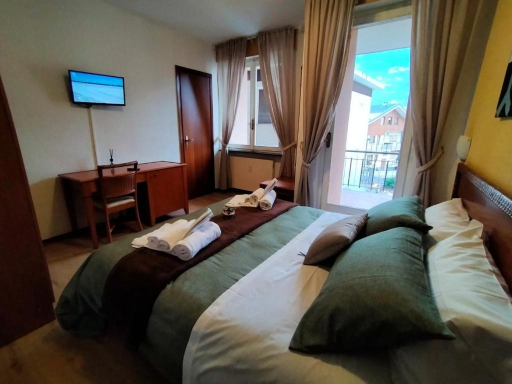 una camera da letto con un grande letto con due animali di Hotel La Chance a Saint Vincent