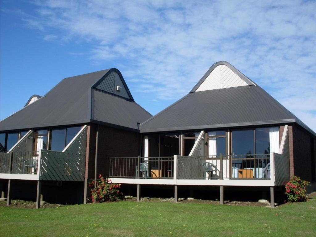 una casa grande con techo de gambrel en Rosebank Lodge, en Balclutha