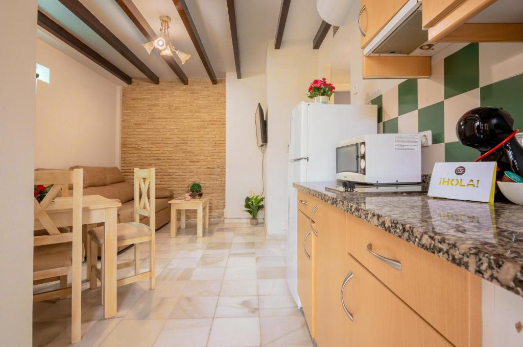 uma cozinha com um balcão e uma sala de jantar em Precioso apartamento en Triana em Sevilha