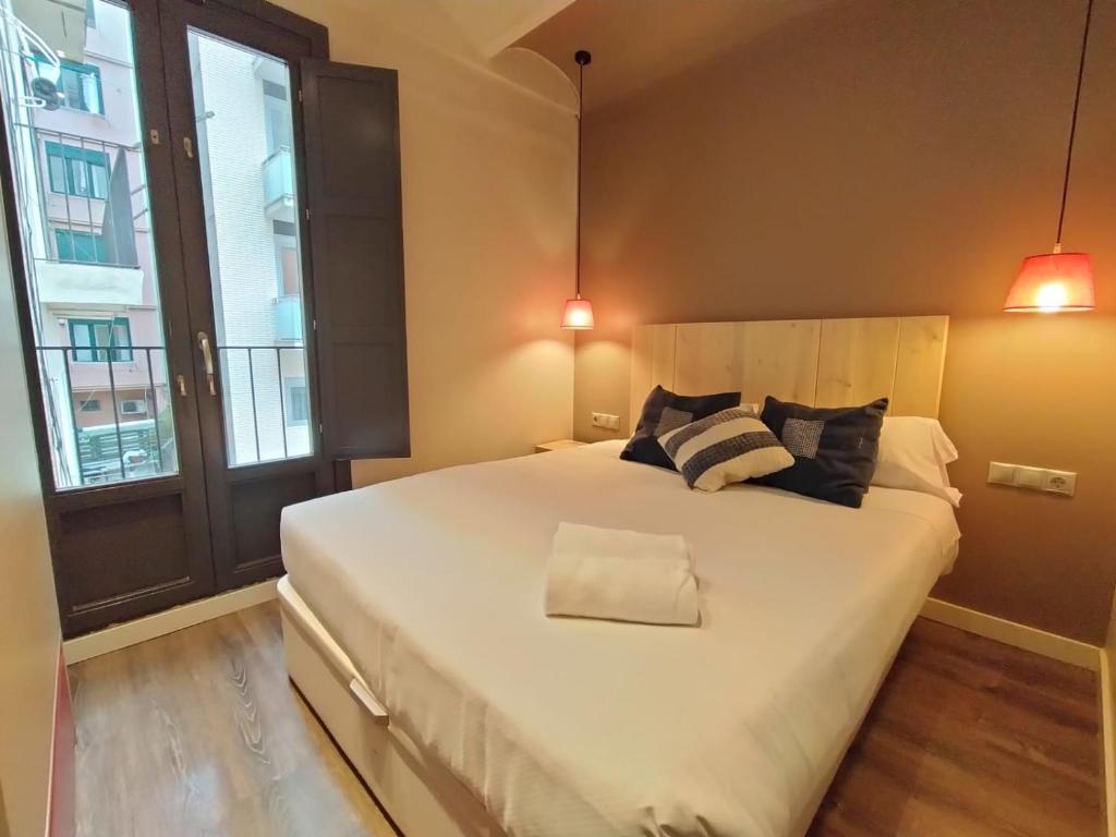 Postel nebo postele na pokoji v ubytování Montserrat Apartments by gaiarooms