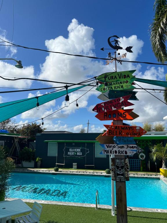 Bazén v ubytování Nomada Beach Hostel- Isla Verde nebo v jeho okolí