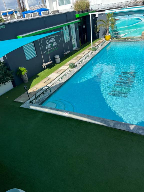 Bazén v ubytování Nomada Beach Hostel- Isla Verde nebo v jeho okolí