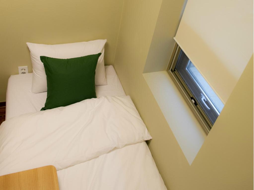 Un pat sau paturi într-o cameră la Hotelette Seoul Station