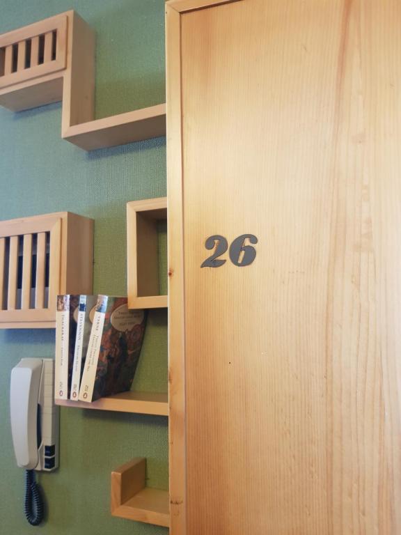 uma porta com o número numa sala em Bormio Little house em Bormio
