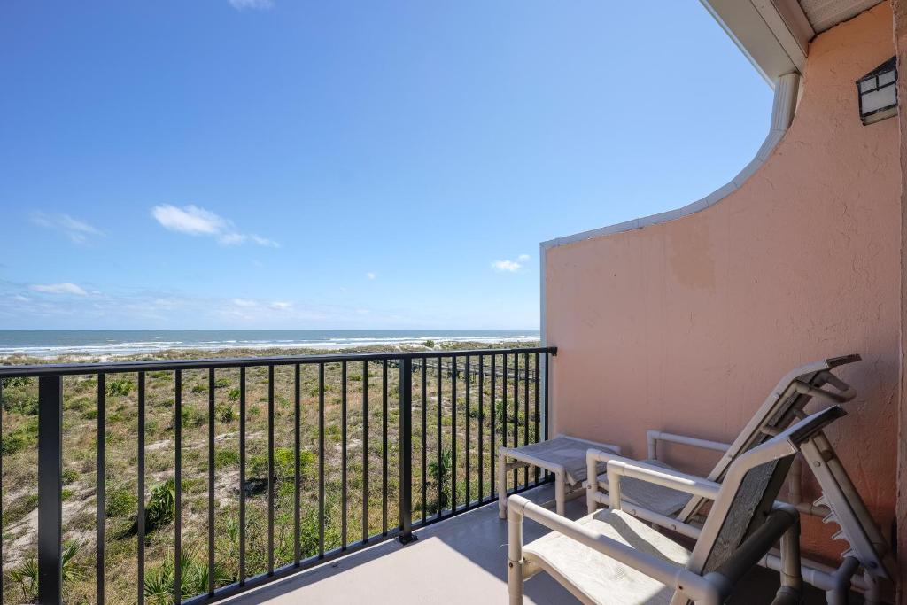 - un balcon avec deux chaises et l'océan dans l'établissement Sea Place 11205, 2 Bedrooms, Beach Front, Pool, Tennis, WiFi, Sleeps 6, à Saint Augustine