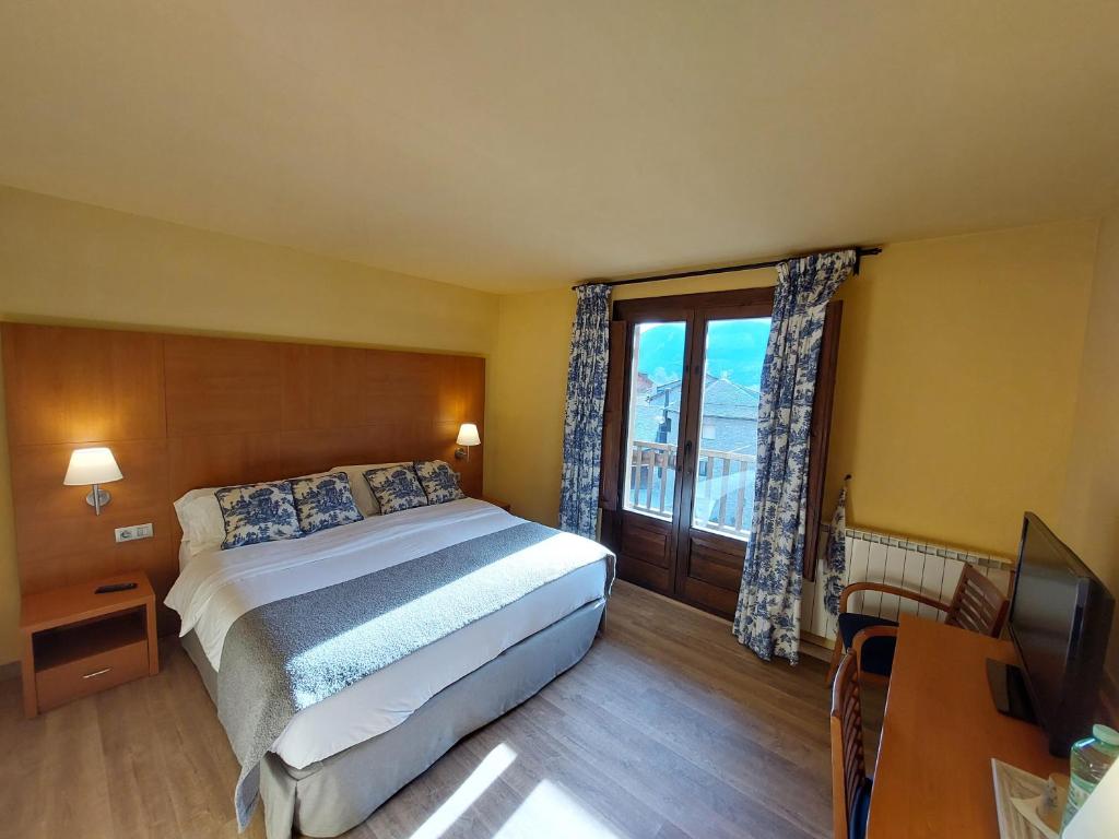 Posteľ alebo postele v izbe v ubytovaní Hotel Saurat