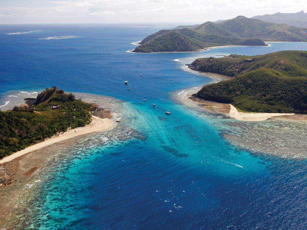 una vista aerea di una spiaggia nell'oceano di Mantaray Island Resort a Nanuya Balavu Island