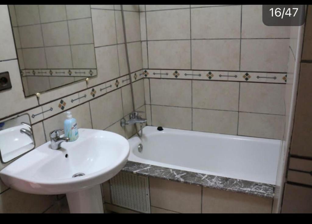 La salle de bains est pourvue d'un lavabo et d'une baignoire. dans l'établissement Marchica Apartment Nador Jadid Wifi Klima, à Nador