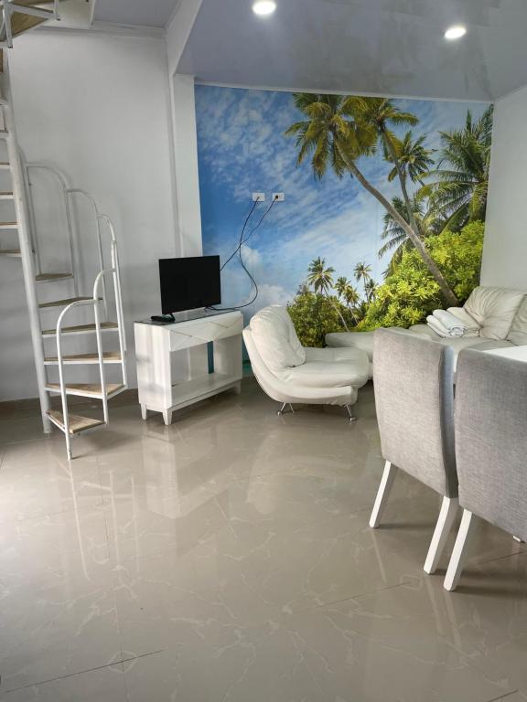 Habitación con 1 dormitorio con un mural de palmeras. en Apartamentos Isla Tropical en San Andrés