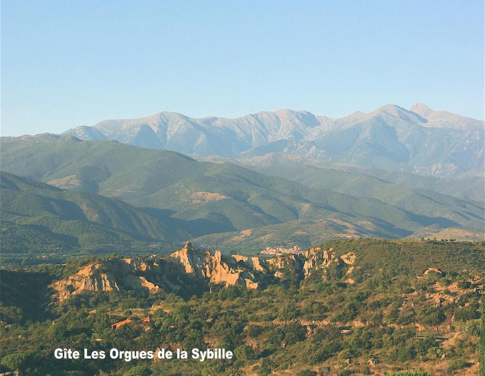 - une vue sur une chaîne de montagnes avec des montagnes en arrière-plan dans l'établissement Gîte les Mimosas des orgues de la Sybille, à Ille-sur-Têt