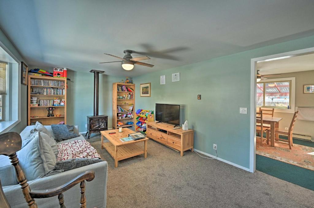 uma sala de estar com um sofá e uma televisão em Buena Vista Home with Private Yard, Near Hiking em Buena Vista