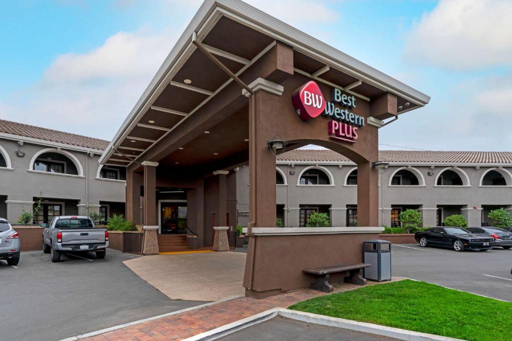 a front view of a hotel with a parking lot at Best Western Plus Brookside Inn in Milpitas