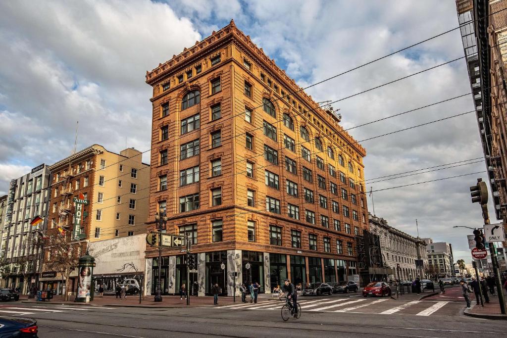 um grande edifício de tijolos numa rua da cidade em Yotel San Francisco em São Francisco