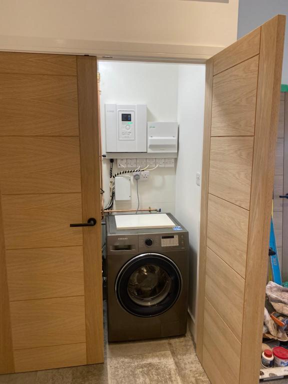 a washer and dryer in a small room at The Potting Shed in Bredon
