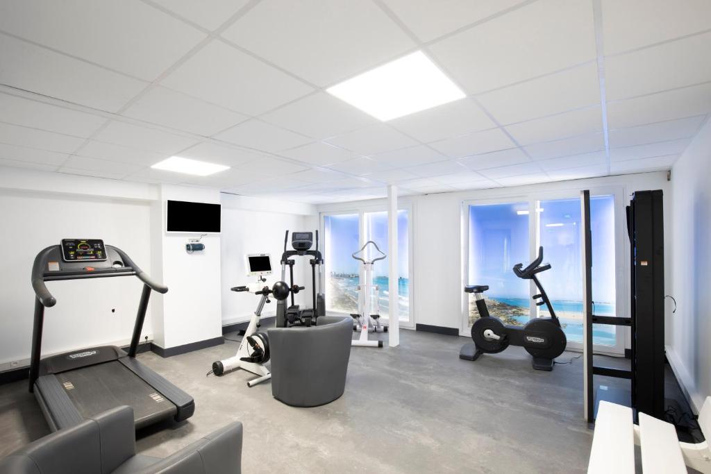 Fitness centrum a/nebo fitness zařízení v ubytování Hotel Kyriad Saint Malo Centre Plage