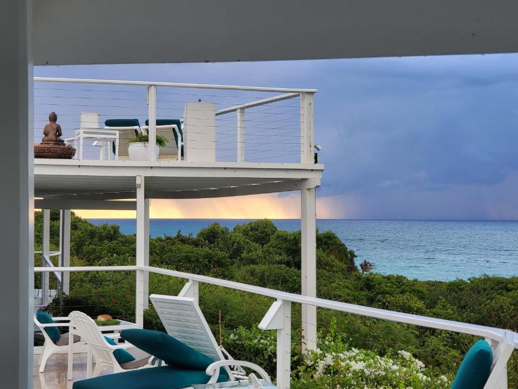uma varanda de uma casa com vista para o oceano em Unique Rare Villa! Retreat Style, Full Sea Views With Private Pool & Hot Tub! villa em Christ Church