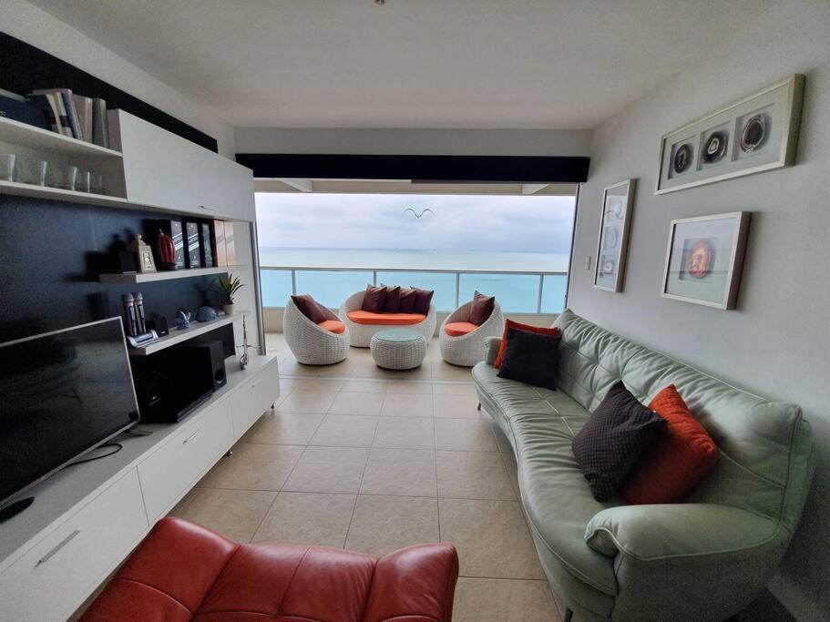 אזור ישיבה ב-Departamento al pie del mar con hermosa vista / Torre Oceánica