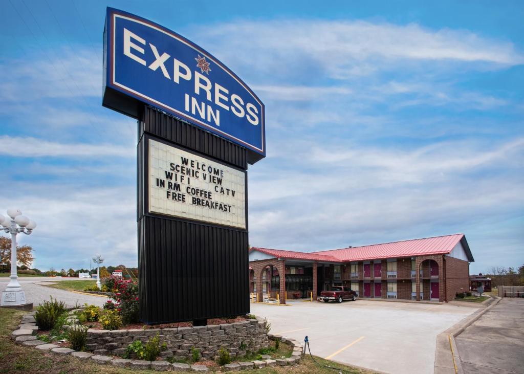 una señal para una posada xercoss delante de un edificio en Express Inn Eureka Springs en Eureka Springs