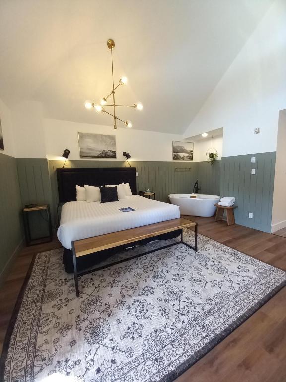 Postel nebo postele na pokoji v ubytování Waterton Glacier Suites