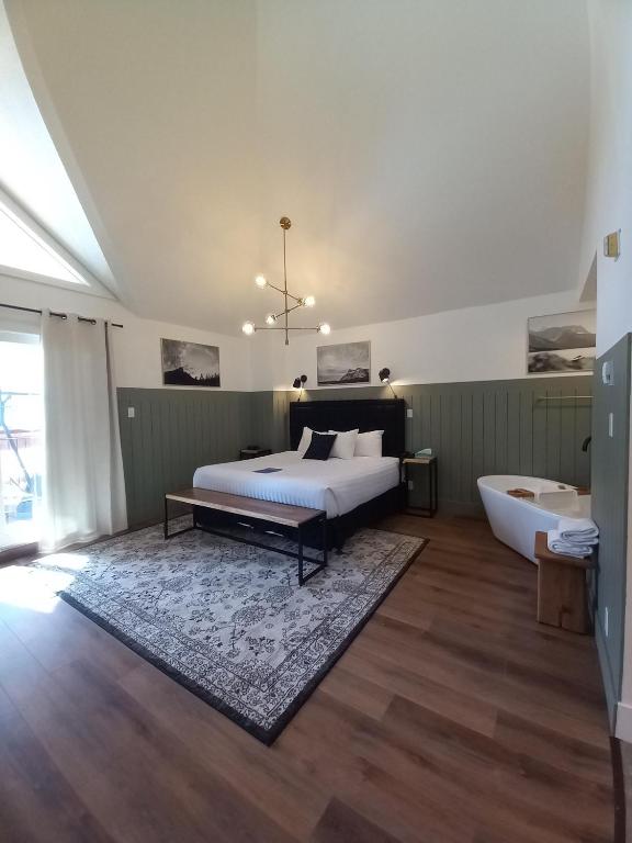Postel nebo postele na pokoji v ubytování Waterton Glacier Suites