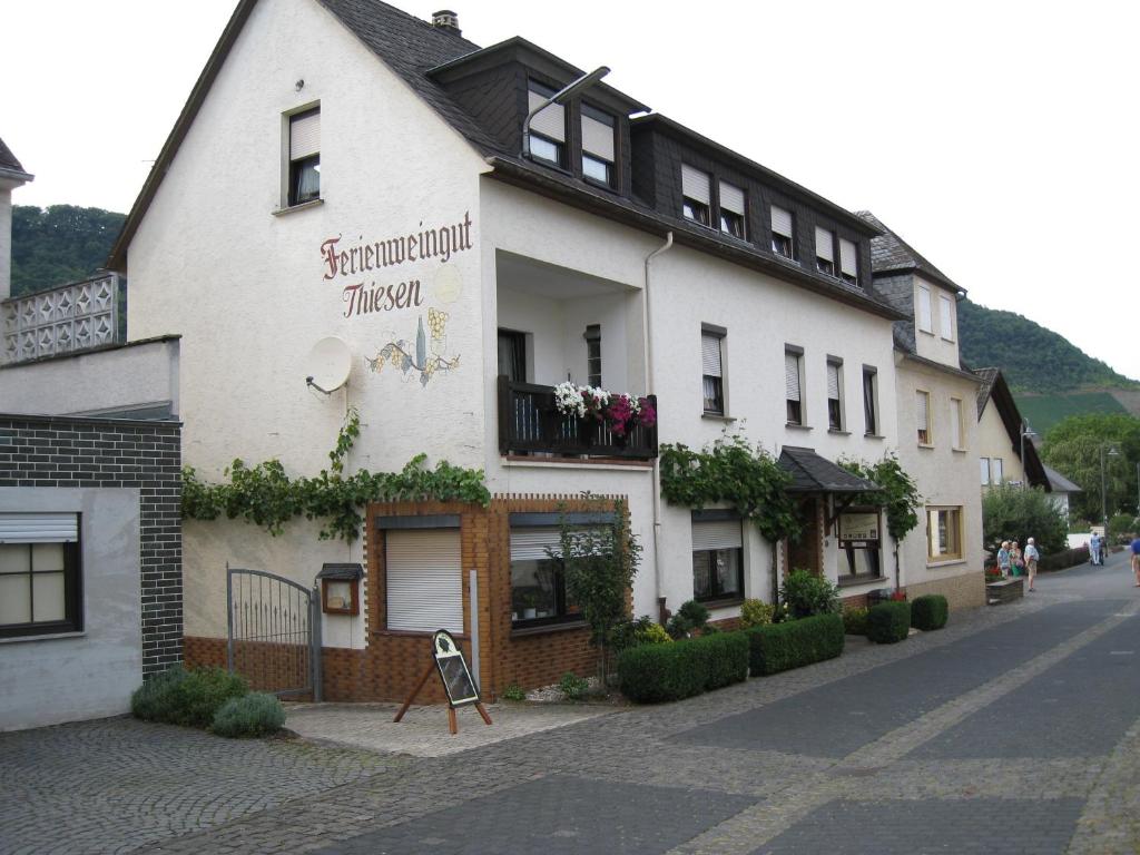 ein Gebäude an der Straßenseite in der Unterkunft Ferienweingut Arnold Thiesen in Bruttig-Fankel