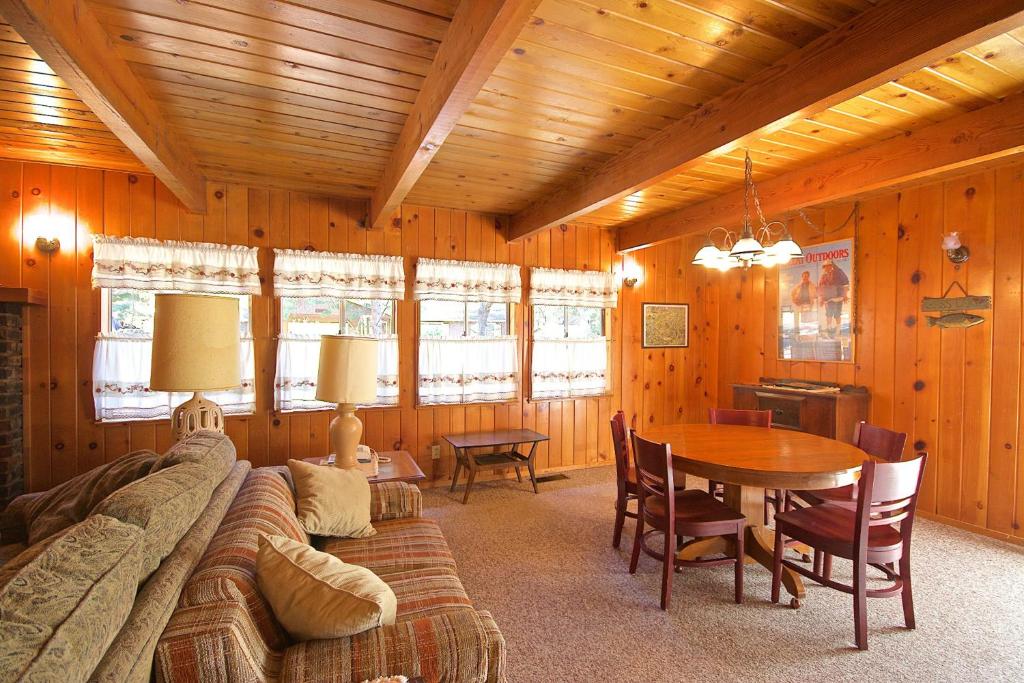 ein Wohnzimmer mit einem Sofa und einem Tisch in der Unterkunft Lancaster Cabin in Bass Lake