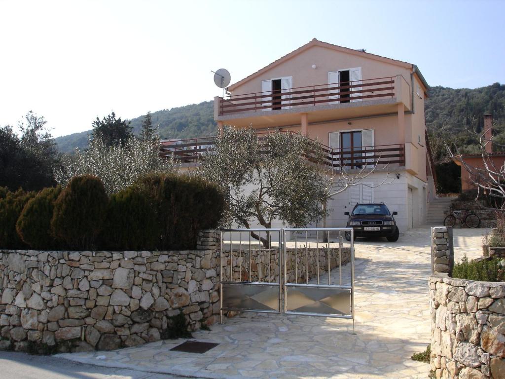 ein Haus mit einem Tor vor einer Steinmauer in der Unterkunft Apartment Ana in Kali
