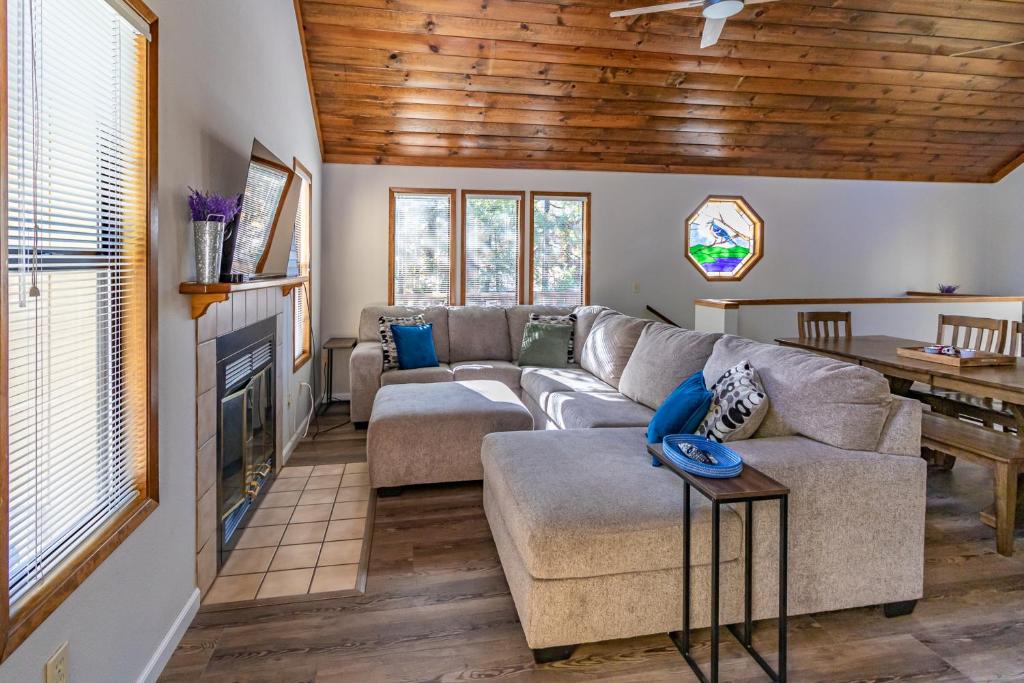 ein Wohnzimmer mit einem Sofa und einem Kamin in der Unterkunft Brewer Cabin in Bass Lake