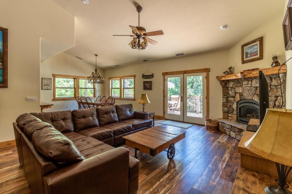 a living room with a couch and a fireplace at Iyer Lakehouse in Bass Lake