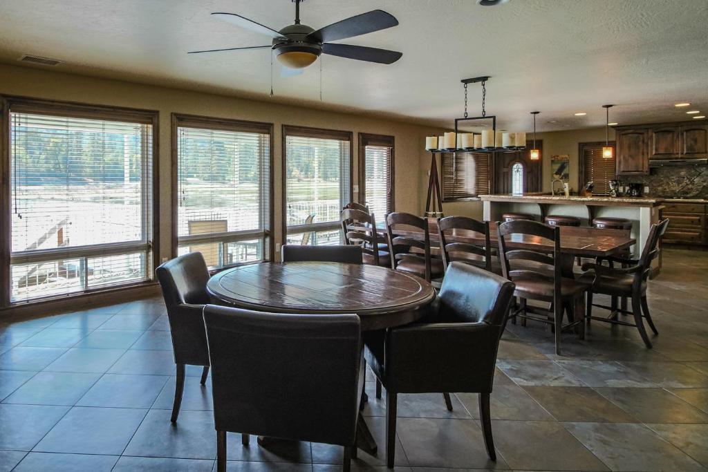 Fotografie z fotogalerie ubytování Brickers Lakefront v destinaci Bass Lake