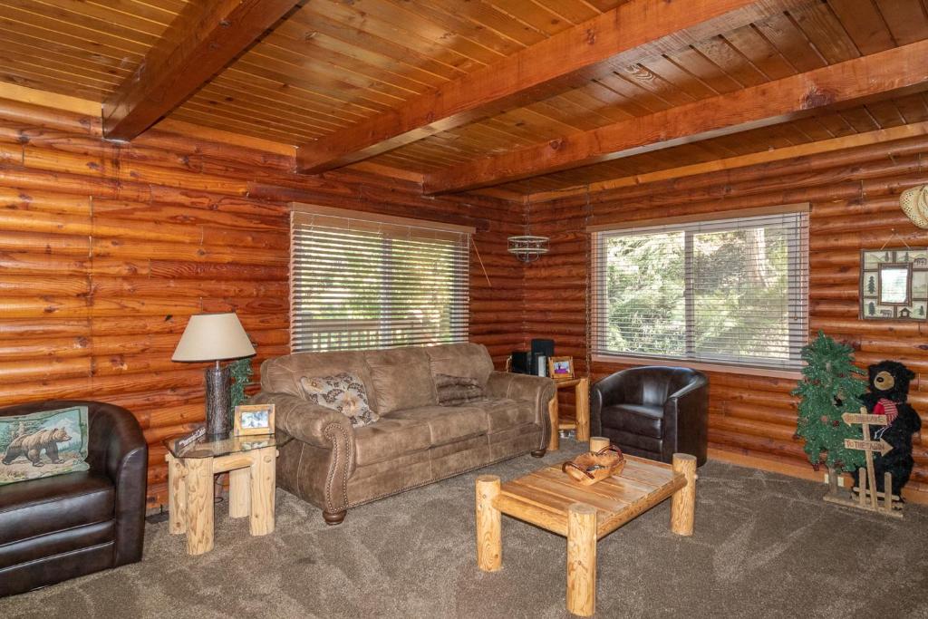 a living room with a couch and chairs in a cabin at Harris Lakeview Cabin in Bass Lake