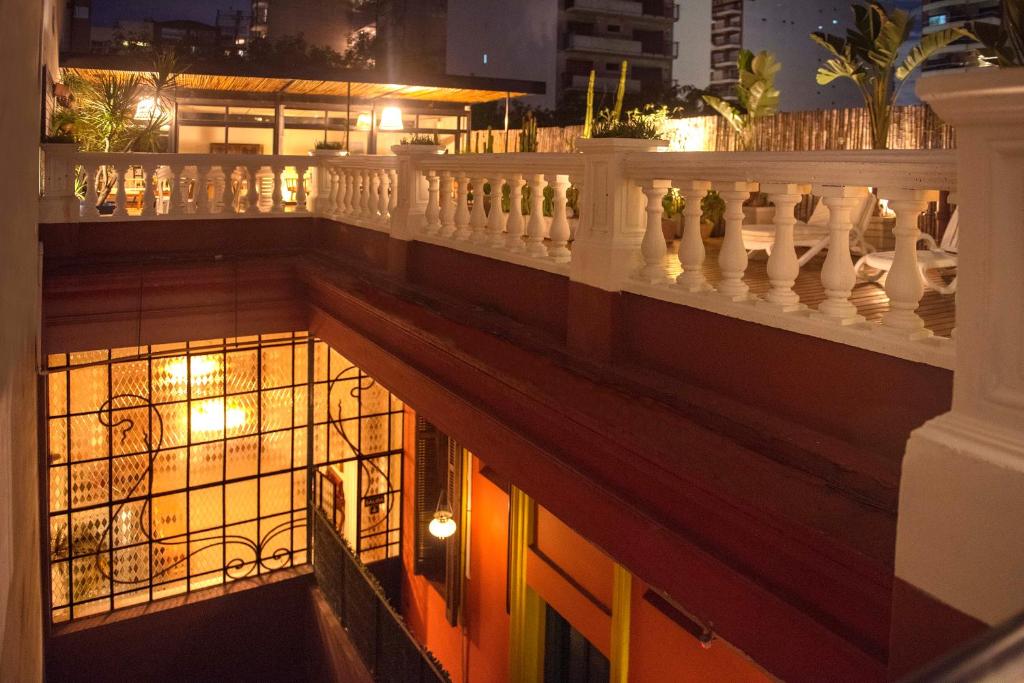 balcón por la noche con barandilla blanca en La Casa de Bulnes en Buenos Aires