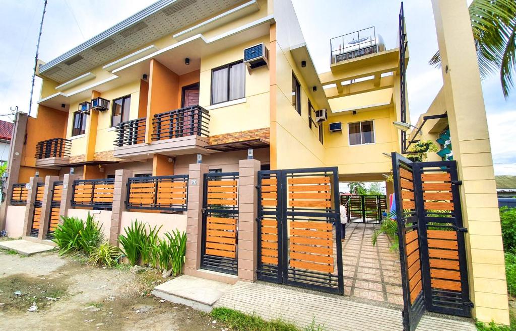dom z bramą przed nim w obiekcie Kaitleen Home Stay Door 1 w mieście Tacloban