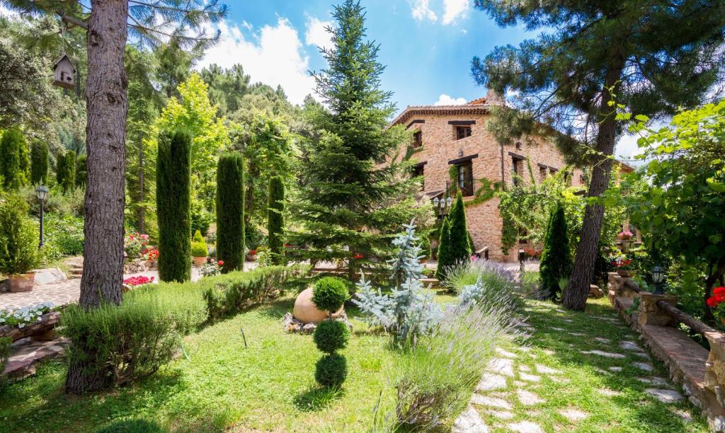 Jardín al aire libre en Hotel de Montaña Cueva Ahumada