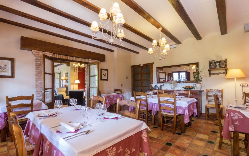 Un restaurante o sitio para comer en Hotel de Montaña Cueva Ahumada