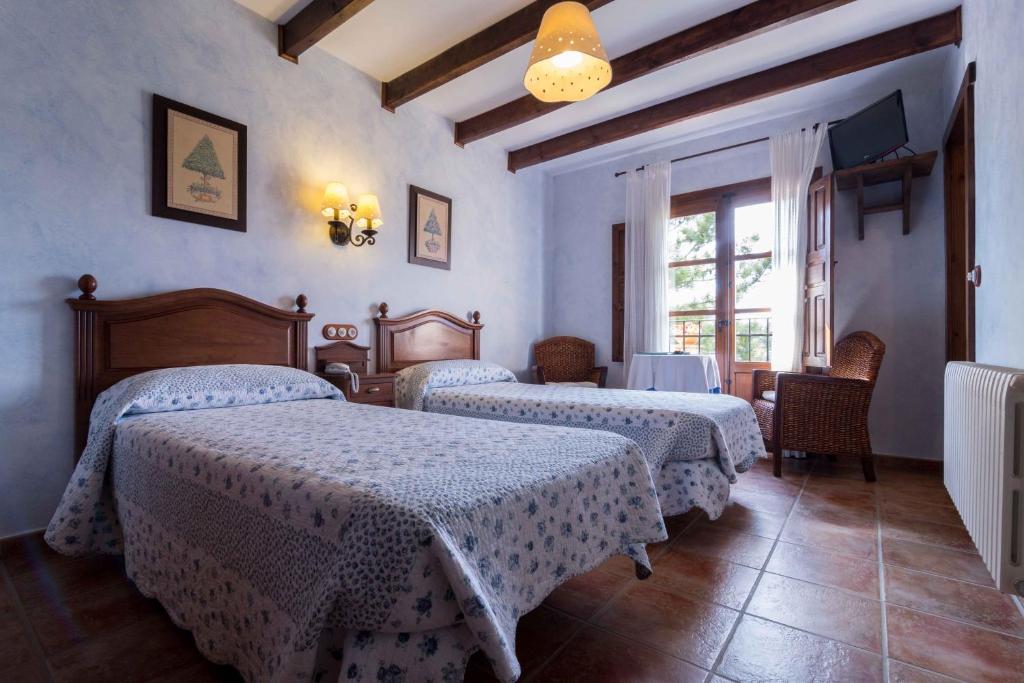 Cama o camas de una habitación en Hotel de Montaña Cueva Ahumada