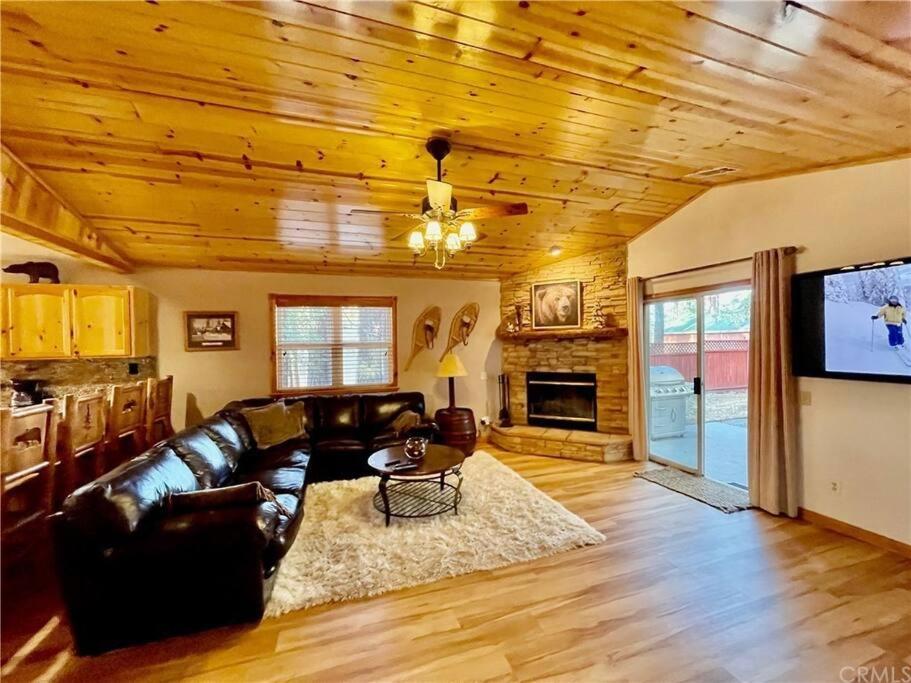 Gallery image of Enchanting Cabin with Hot Tub & Quiet Neighborhood in Big Bear Lake